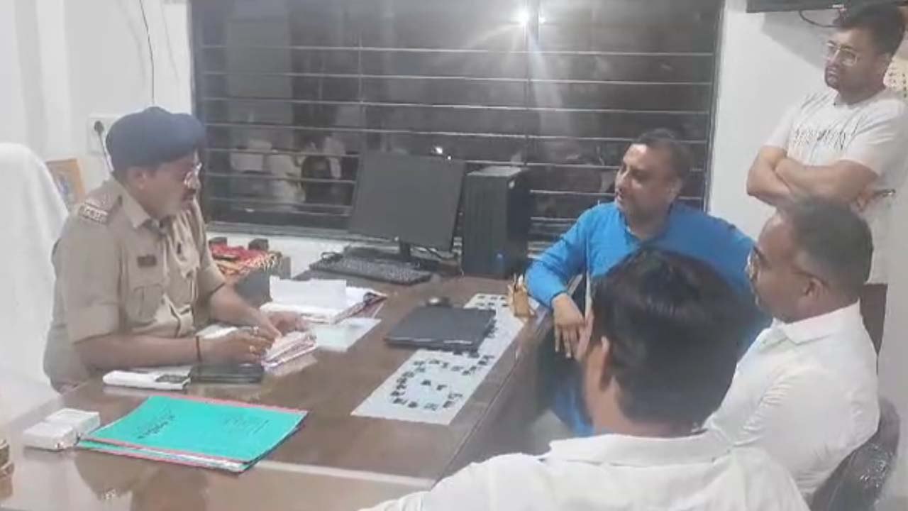 પોલીસ સાથે કરી મિટીંગ