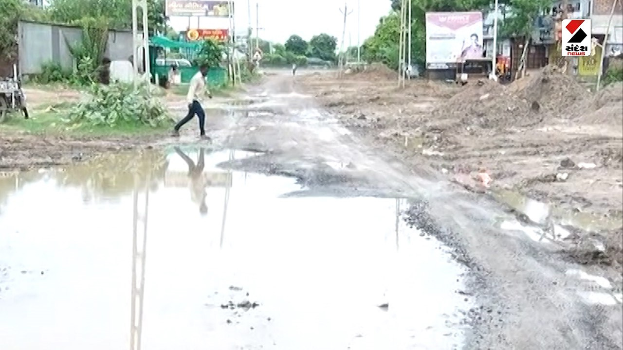 લોકો ગંદા પાણીમાંથી જવા મજબૂર