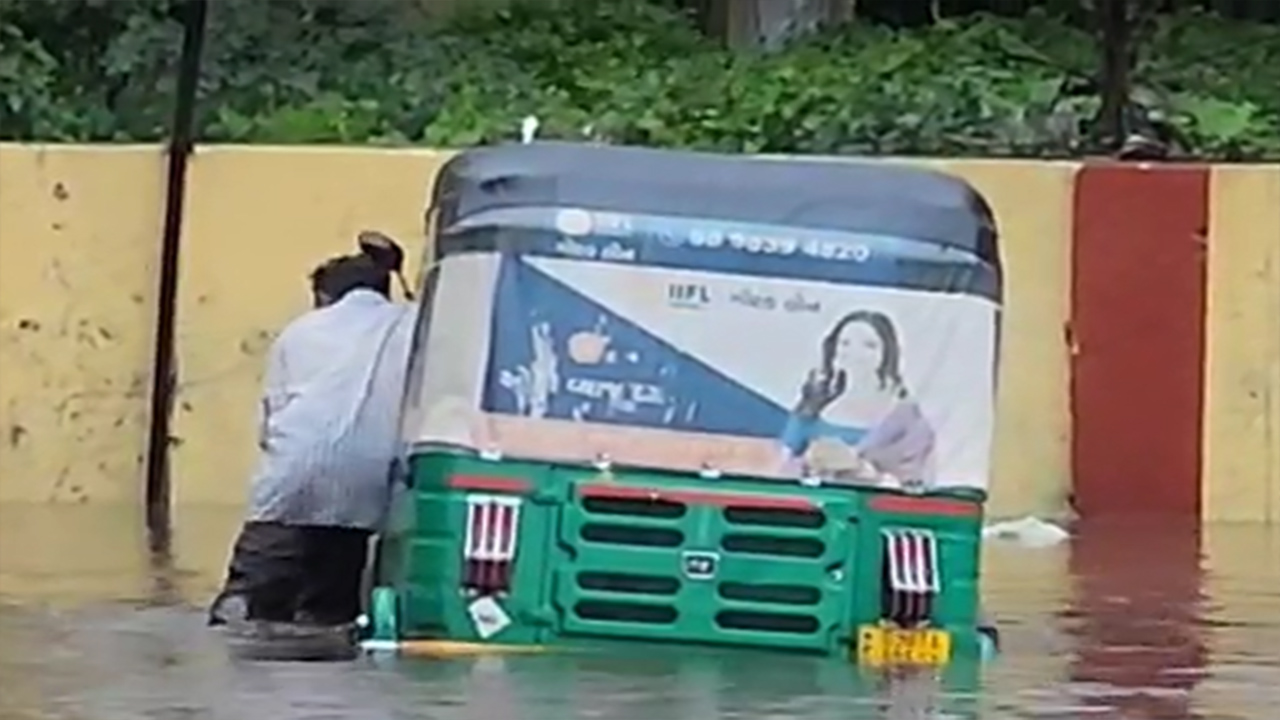 વાહનો પાણીમાં ફસાયા