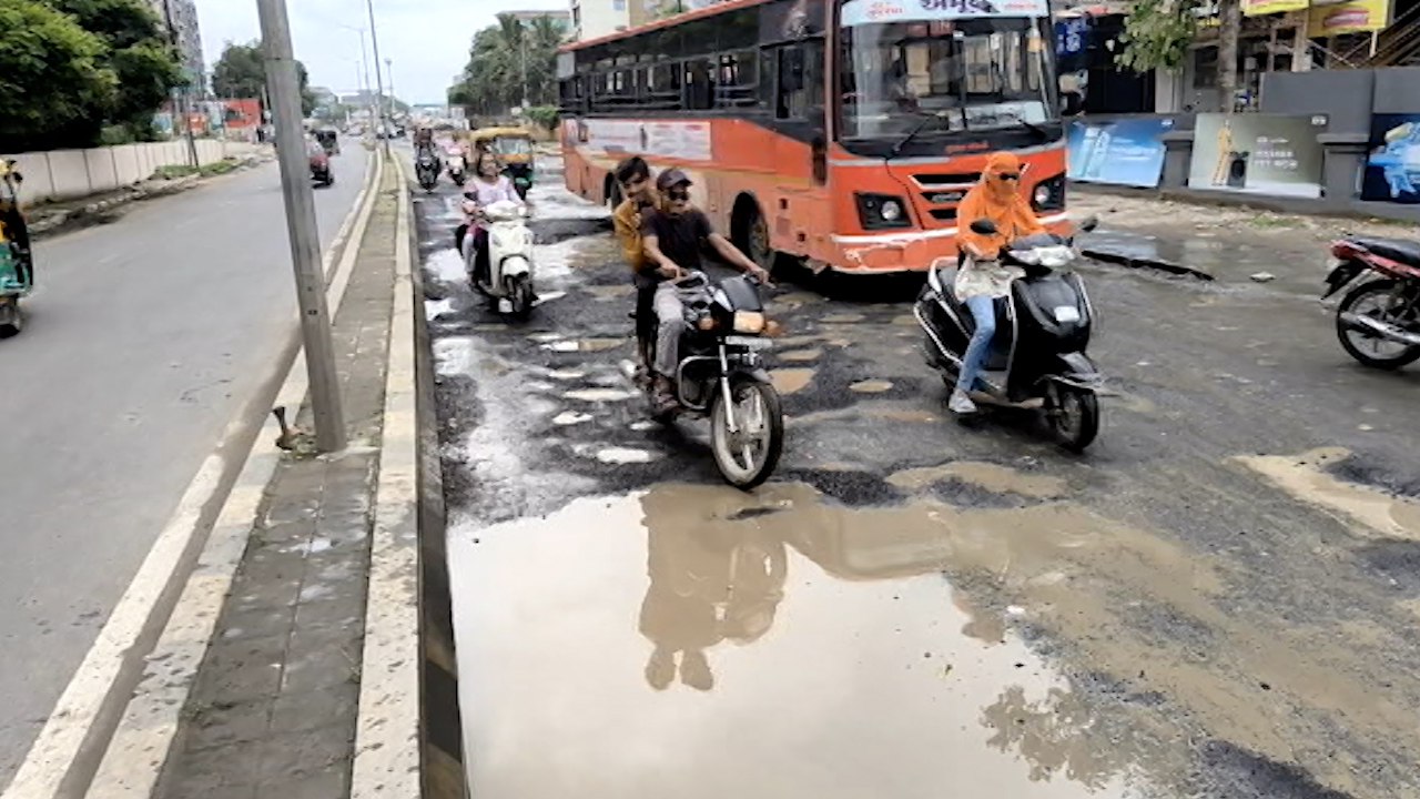 ખાડામાં પડે છે લોકો