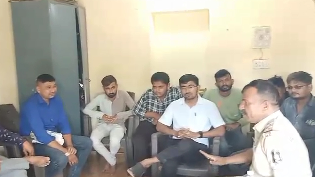 પોલીસે યોજી બેઠક