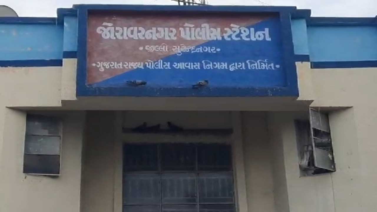 સુરેન્દ્રનગર : ખોડુમાં પુત્રના પ્રેમ સંબંધ મુદ્દે વૃદ્ધ દાદી પર છરીથી હુમલો, સામ સામે ફરિયાદ નોંધાઈ.