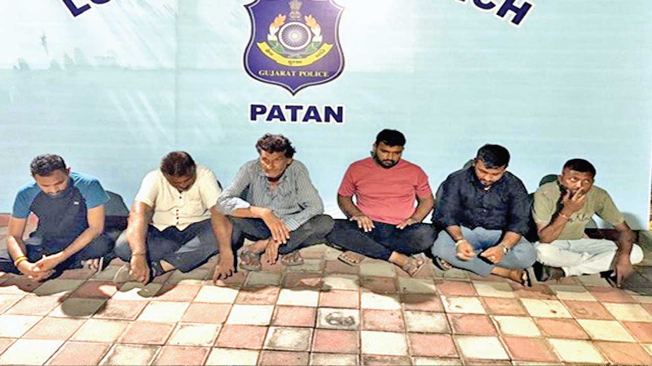 Patan: શહેરના યશધામ ફ્લેટમાંથી જુગાર રમતા 6 શકુનિઓ ઝડપાયા