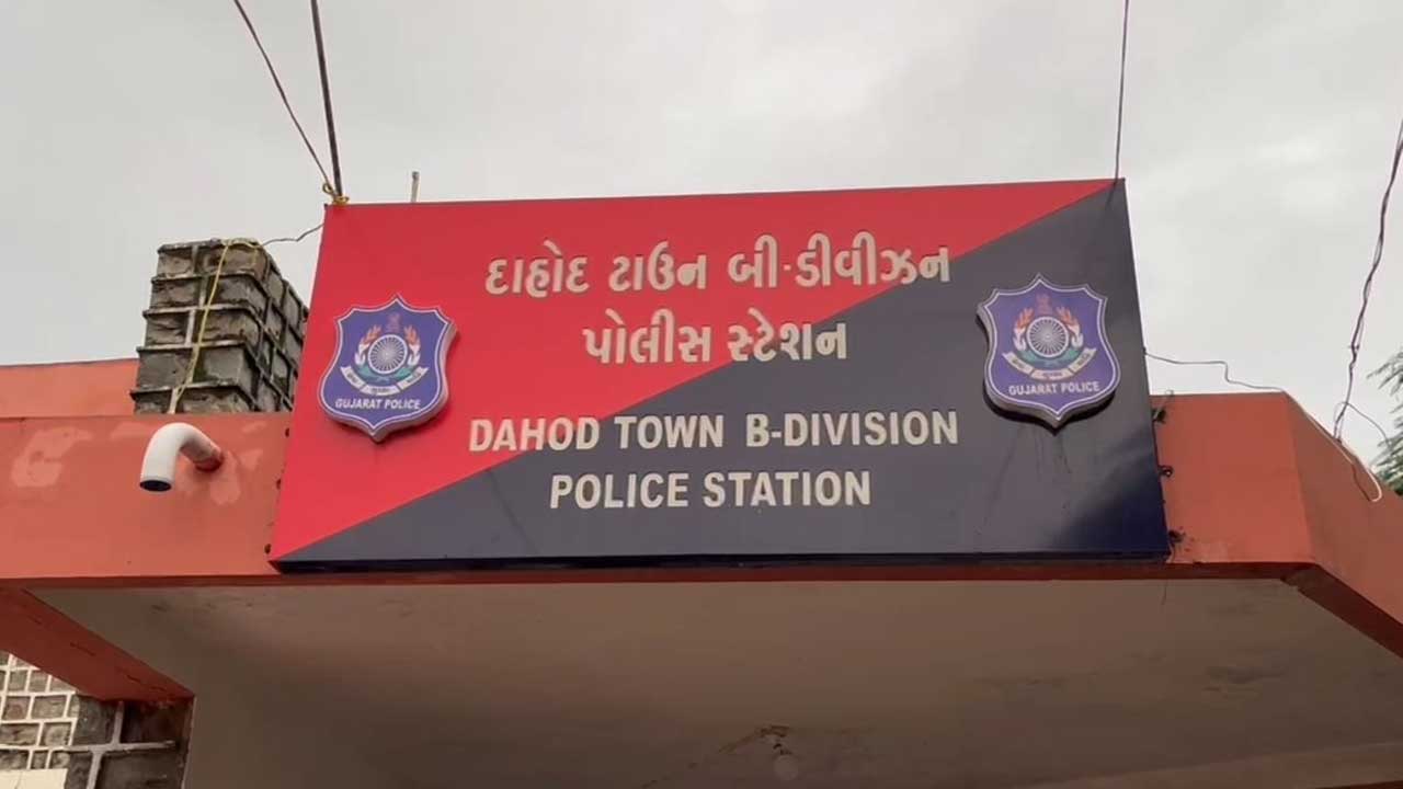 Dahod: દેલસર ગામે બંધ મકાનમાંથી સોના, ચાંદી, રોકડ સાથે કાર ચોરી જતાં તસ્કરો