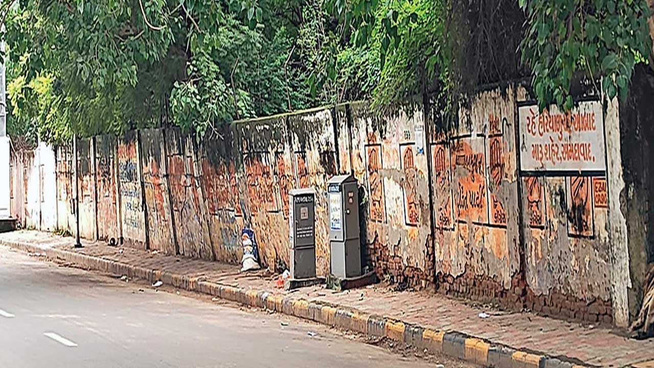 Ahmedabad: અમરાઈવાડીની શાળાની જોખમી દીવાલ દૂર ન કરાતા વિદ્યાર્થીઓના માથે જોખમ