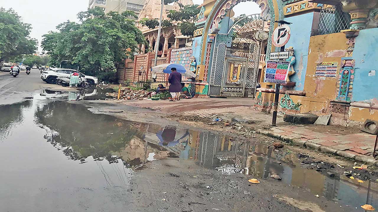 Ahmedabad: મણિનગરમાં સ્વામિનારાયણ મંદિરના ગેટ પાસે જ ગટરના પાણી ફરી વળ્યાં