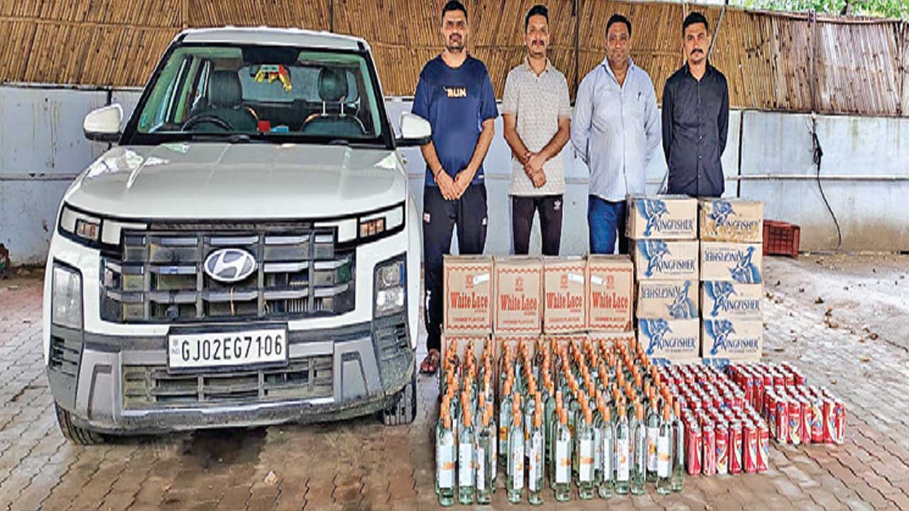 Gandhinagar: પોલીસે 20 km પીછો કરી ₹2.90 લાખનો બિયર-દારૂ કારમાંથી ઝડપ્યો.