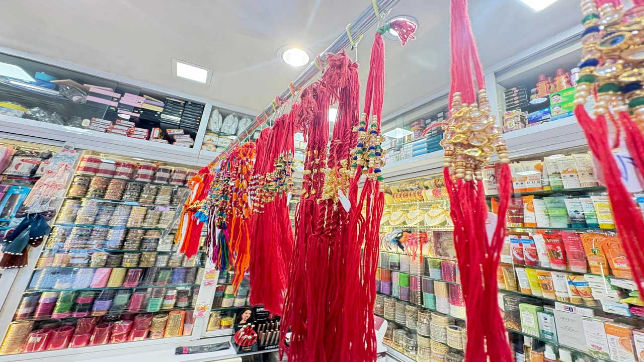Chhota Udaipur: બોડેલી બજારમાં રક્ષાબંધન માટે અવનવી રાખડીઓનું આગમન થયું. Rakshabandhan માટે બજાર સજ્જ.