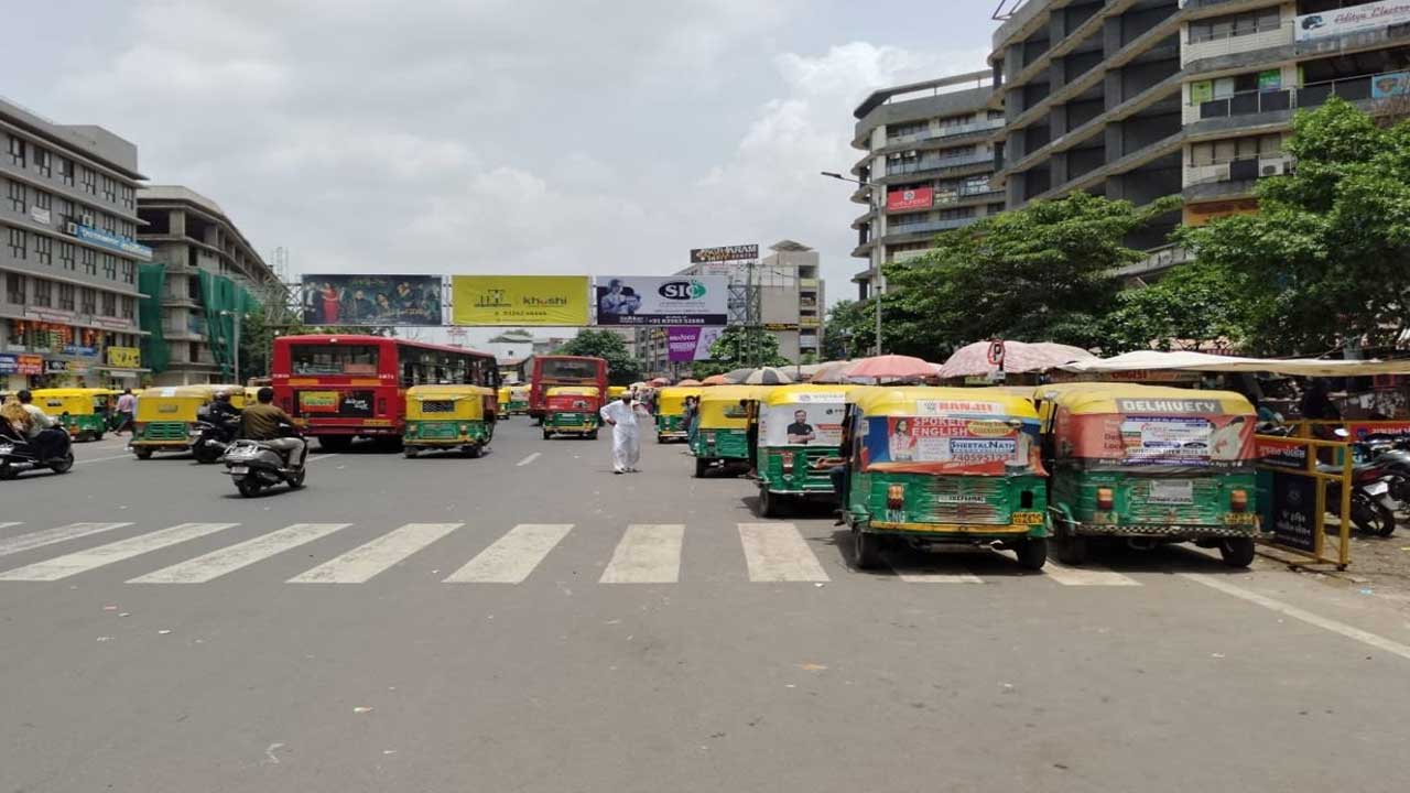 અમદાવાદ: ગીતામંદિર બસ સ્ટેન્ડ બહારના દબાણો દૂર કરવા ST નિગમ દ્વારા AMC-પોલીસને રજૂઆત.