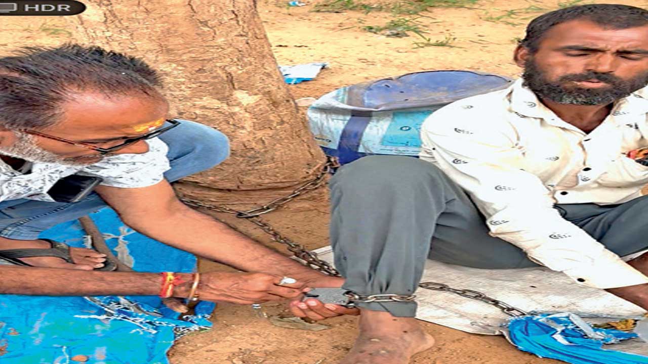 Banaskantha: 3 વર્ષથી સાંકળમાં બંધાયેલા માનસિક અસ્થિર યુવાનને મુક્ત કરવામાં આવ્યો