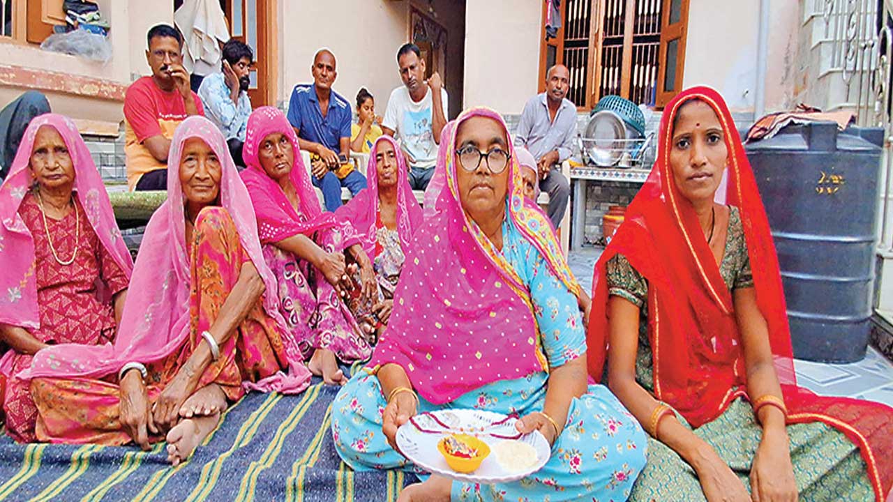 Banaskantha: થરાદની બહેનો 40 વર્ષથી ભાઈને રાખડી બાંધી શકતી નથી.