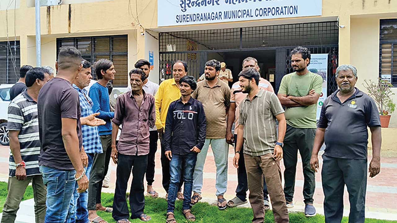 Surendranagar: બસ સ્ટેશન પાસે લારીધારકોનાં દબાણ હટાવવા રિક્ષાચાલકોની રજૂઆત