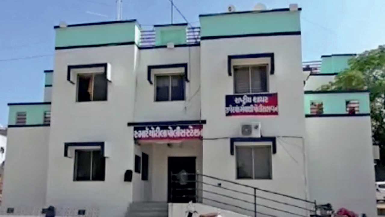ચોટીલા: પોલીસ સ્ટેશનમાં દંપતી દ્વારા બે મહિલા પોલીસ કર્મચારીઓ પર હુમલો, ફરજમાં રૂકાવટની ફરિયાદ.