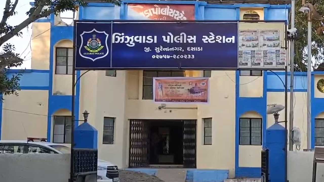 સુરેન્દ્રનગરમાં જ્વેલર્સને નકલી IT ઓફિસર બની 4 શખ્સોએ 6.50 લાખનો ચૂનો લગાવ્યો.