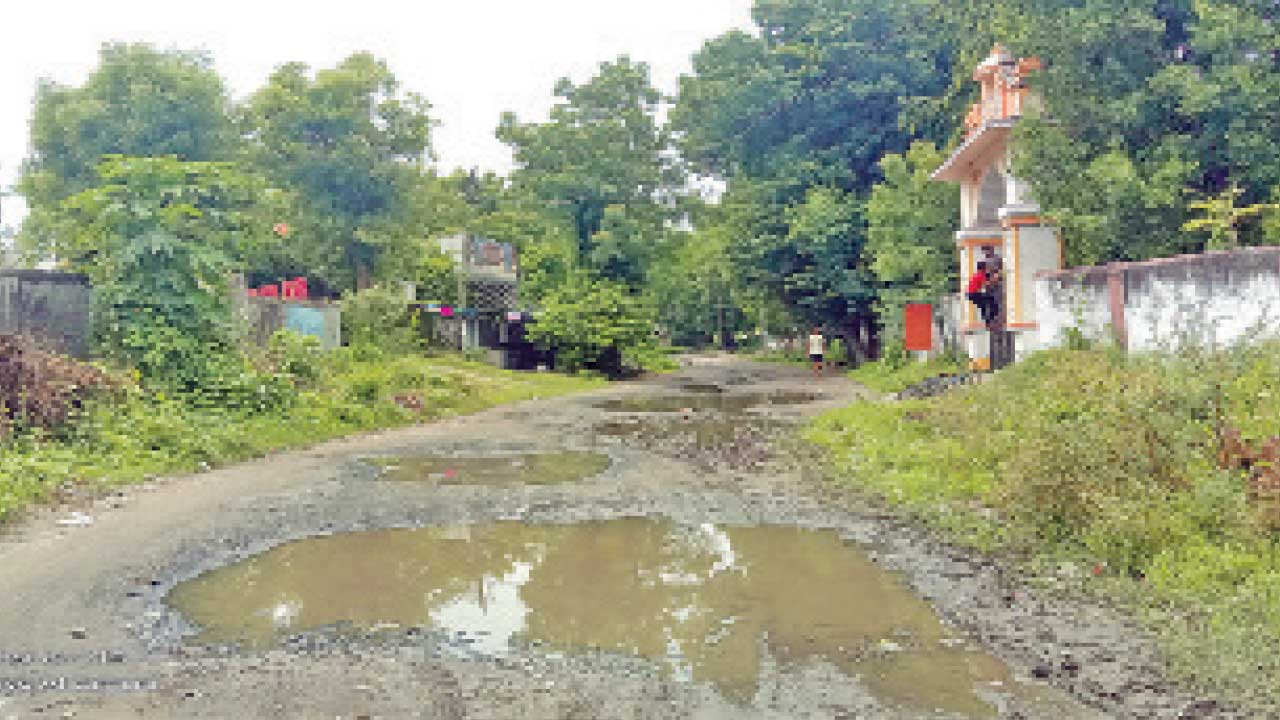 Panchmahal:અસહ્ય ગંદકી, ગેરકાયદે દબાણો અને બિસમાર રસ્તાથી ગ્રામજનો ત્રાહિમામ