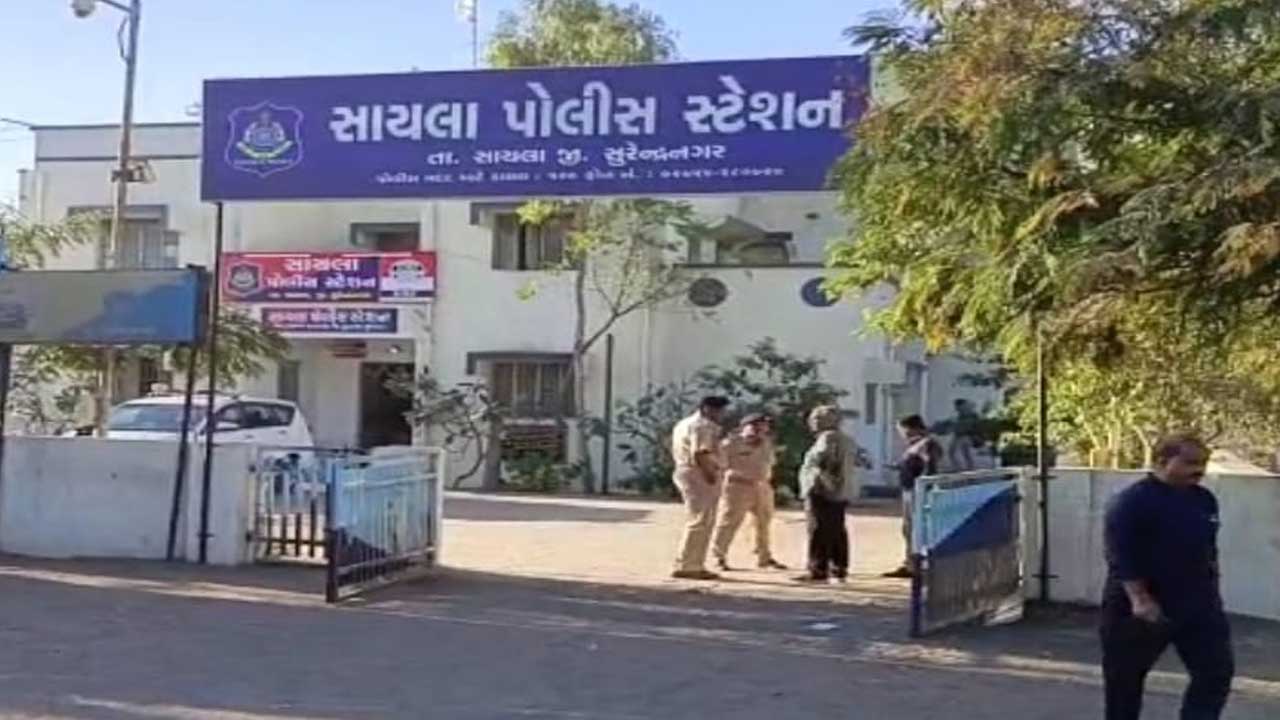 સાયલા: ચોરવીરા(થાન) સીમમાં જુગાર રમતા 7 ઝડપાયા, પોલીસે ₹10360 જપ્ત કર્યા.