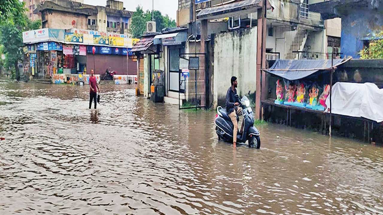 Ahmedabad: સરેરાશ 1 ઈંચ વરસાદમાં જ પૂર્વમાં જનજીવન ખોરવાયું
