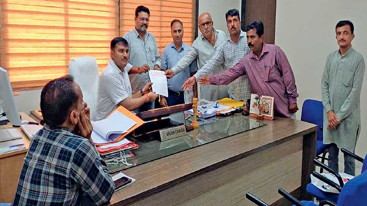 Surendranagar: મનપાના કાયમી કર્મચારીઓ દ્વારા વિવિધ માંગ સાથે આવેદન અપાયું