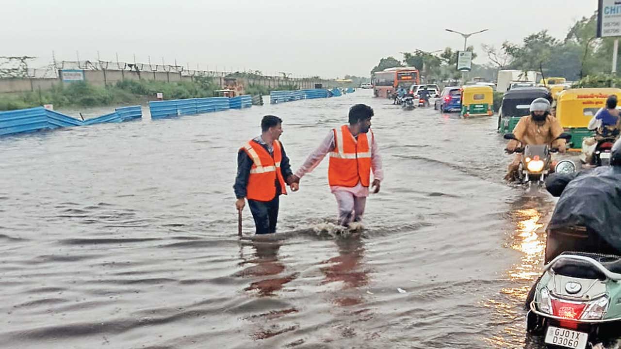Ahmedabad: કોતરપુર,નરોડા,હંસપુરામાં 1 કલાકમાં 1.5 ઈંચ વરસાદ, ઠેર ઠેર પાણી ભરાયા