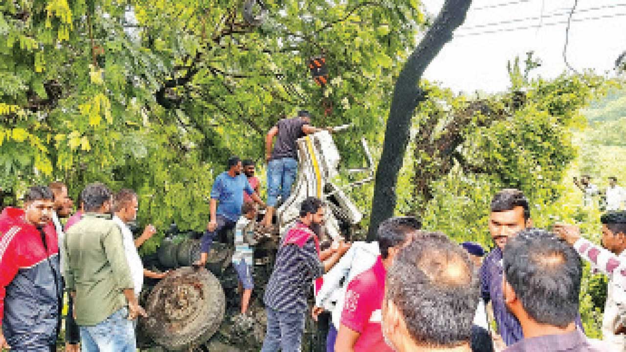 Vadodara:સાવલીના ગોઠડા ગામ પાસે કપચી ભરેલ ડમ્પર પલટયું, ત્રણ દબાયા