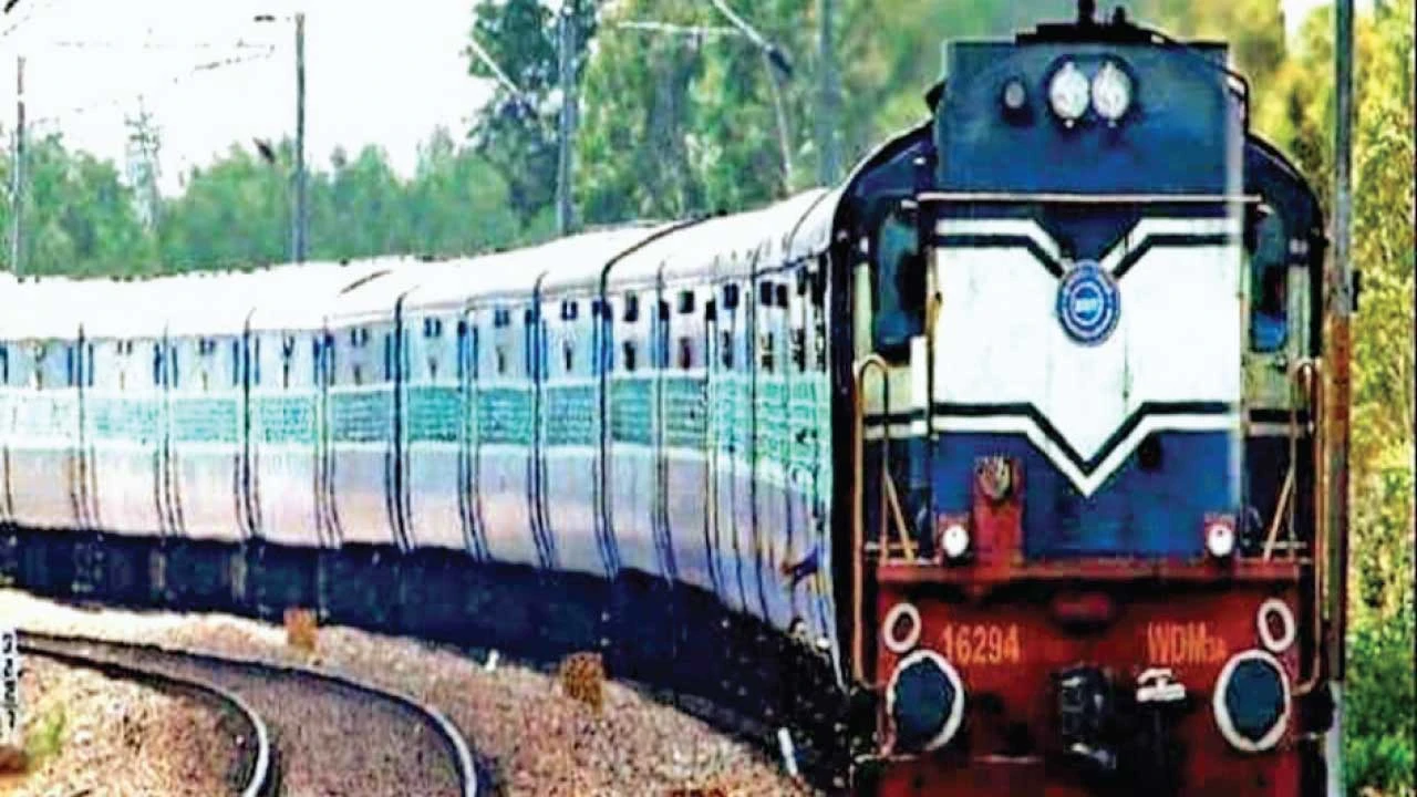 Halvad:રેલવે સ્ટેશનથી પસાર થતી ડાઉન સયાજીનગરી ટ્રેનને સ્ટોપેજ આપવા માંગ