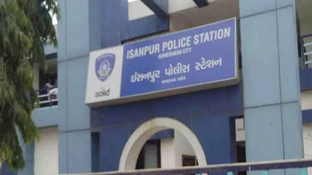 Ahmedabad: ઈસનપુરનાં વૃદ્ધાને દોઢ દિવસ ધમકાવી ગઠિયાએ 4 લાખ પડાવ્યા