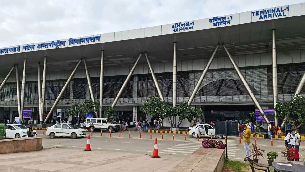 Ahmedabad:અમદાવાદ થી દુબઇની ફ્લાઇટમાં ખામી મુસાફરો છ કલાકથી વધુ સમય અટવાયા