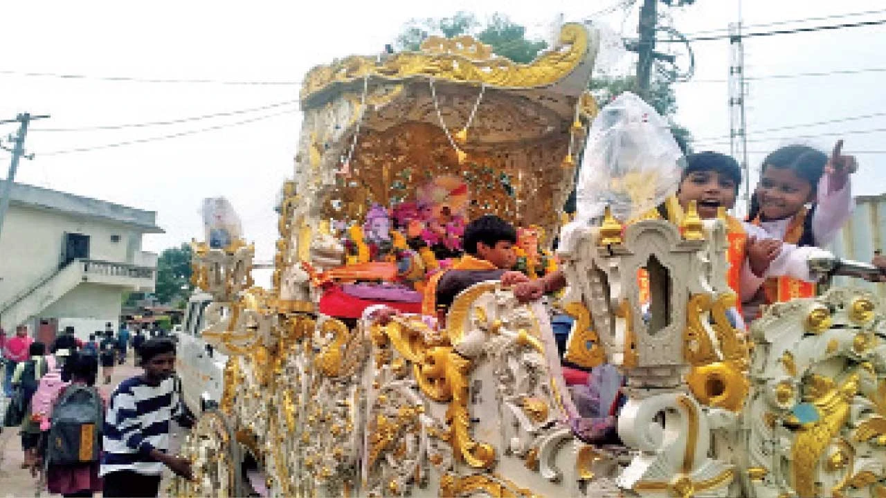 વડોદરા: નસવાડી સરકારી દવાખાનાના શ્રીજી પ્રતિમાની બગીમાં વિસર્જન યાત્રા યોજાઈ.