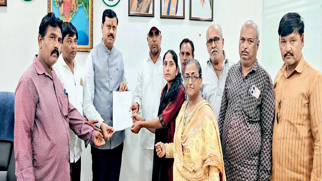 Surendranagar: મનપા કમિશ્નર સહિતના બાબુઓની કનડગતથી ત્રસ્ત કાયમી કર્મીઓ MLAના શરણે