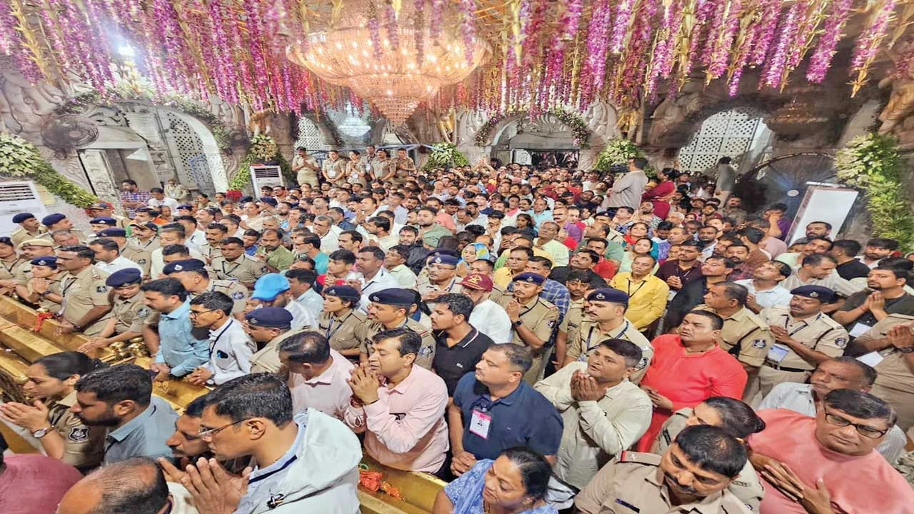 પાલનપુર: અંબાજીમાં પૂનમે 4.24 લાખ ભાવિકોએ દર્શન કર્યા - ભાદરવી પૂનમનો મેળો શાંતિપૂર્ણ રીતે સંપન્ન થયો.
