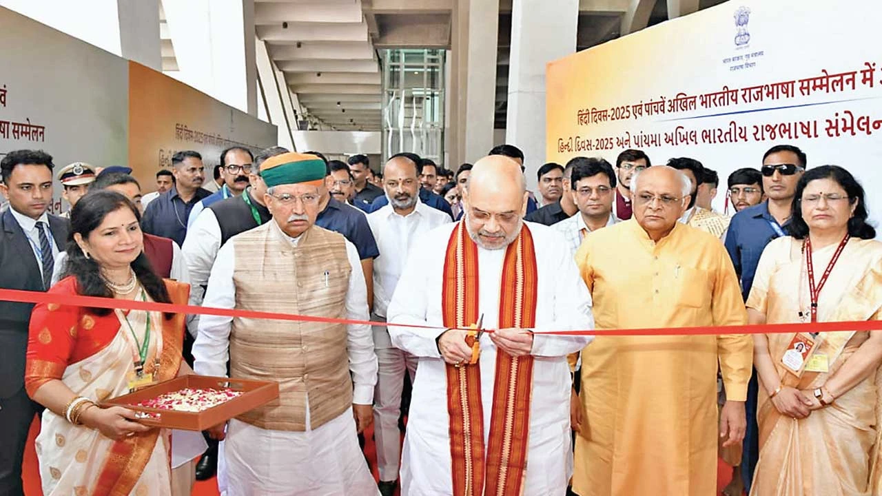 Gandhinagar: હિન્દી અન્ય ભાષાની હરીફ નહી પરંતુ મિત્ર છે : અમિત શાહ