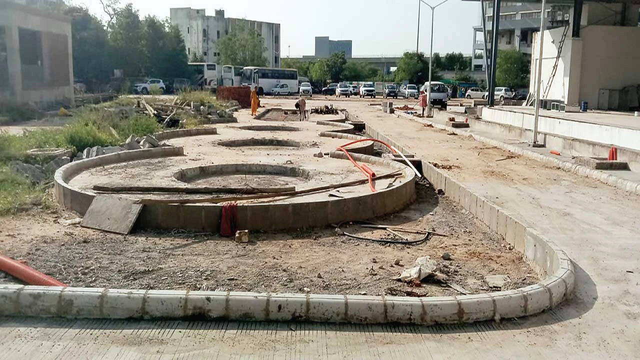 Ahmedabad:સુભાષબ્રિજ RTOમાં હજુ અઢી મહિના પહેલાં જ બનાવેલો ટ્રેક તોડીને આઠ લાખના ખર્ચે નવો બનાવાશે