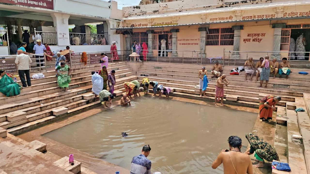 Ahmedabad:અવિધવા નોમ:સિદ્ધપુરના બિંદુ સરોવરમાં શ્રદ્ધાળુઓ ઊમટયા