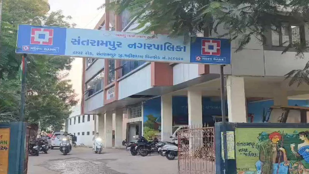 Mahisagar:સસ્તા અનાજની દુકાન સંચાલકની કામગીરી સામે ગ્રાહકોનો વિરોધ