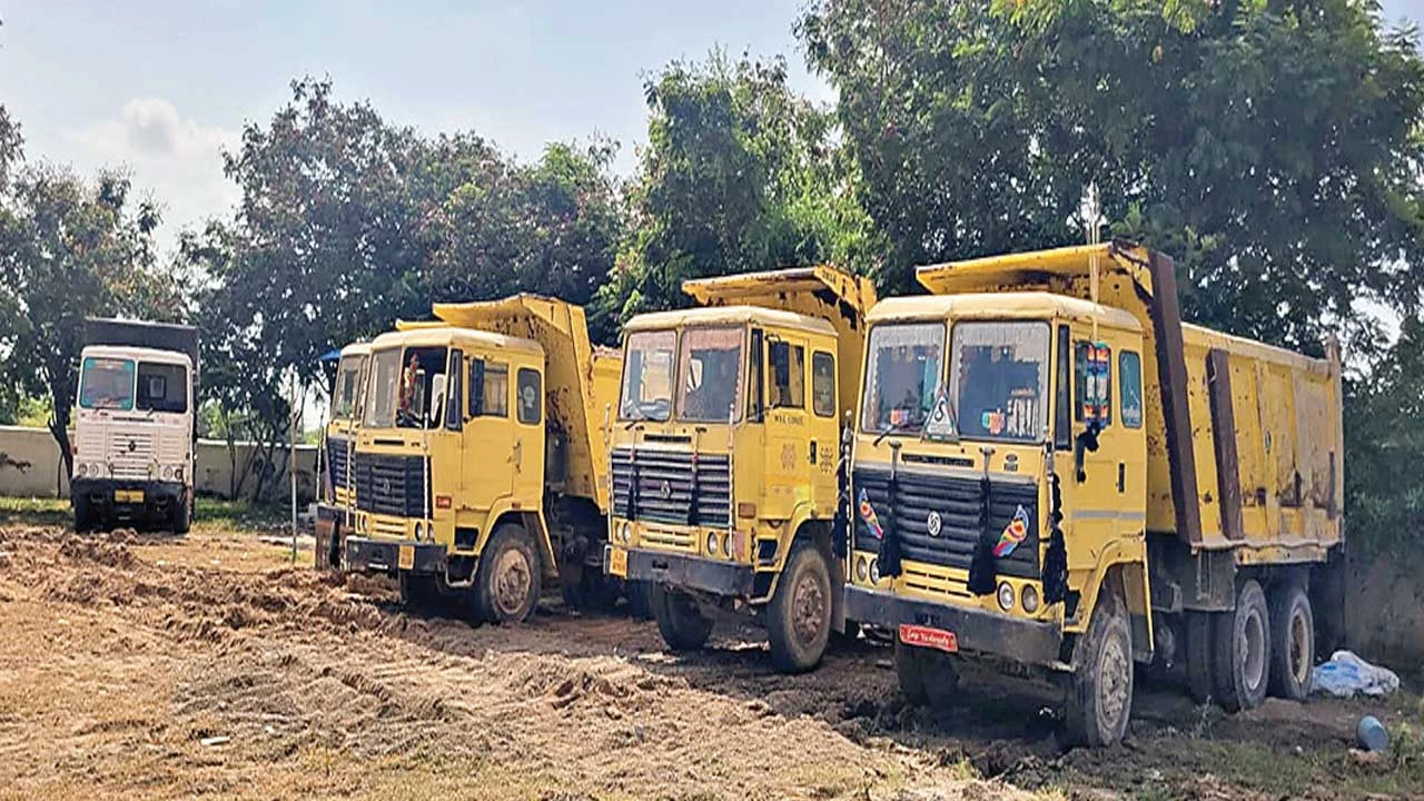 Viramgam: ગોરૈયા સીમમાંથી માટી ખનન, 1 હિટાચી મશીન, 5 ડમ્પર ઝડપાયાં