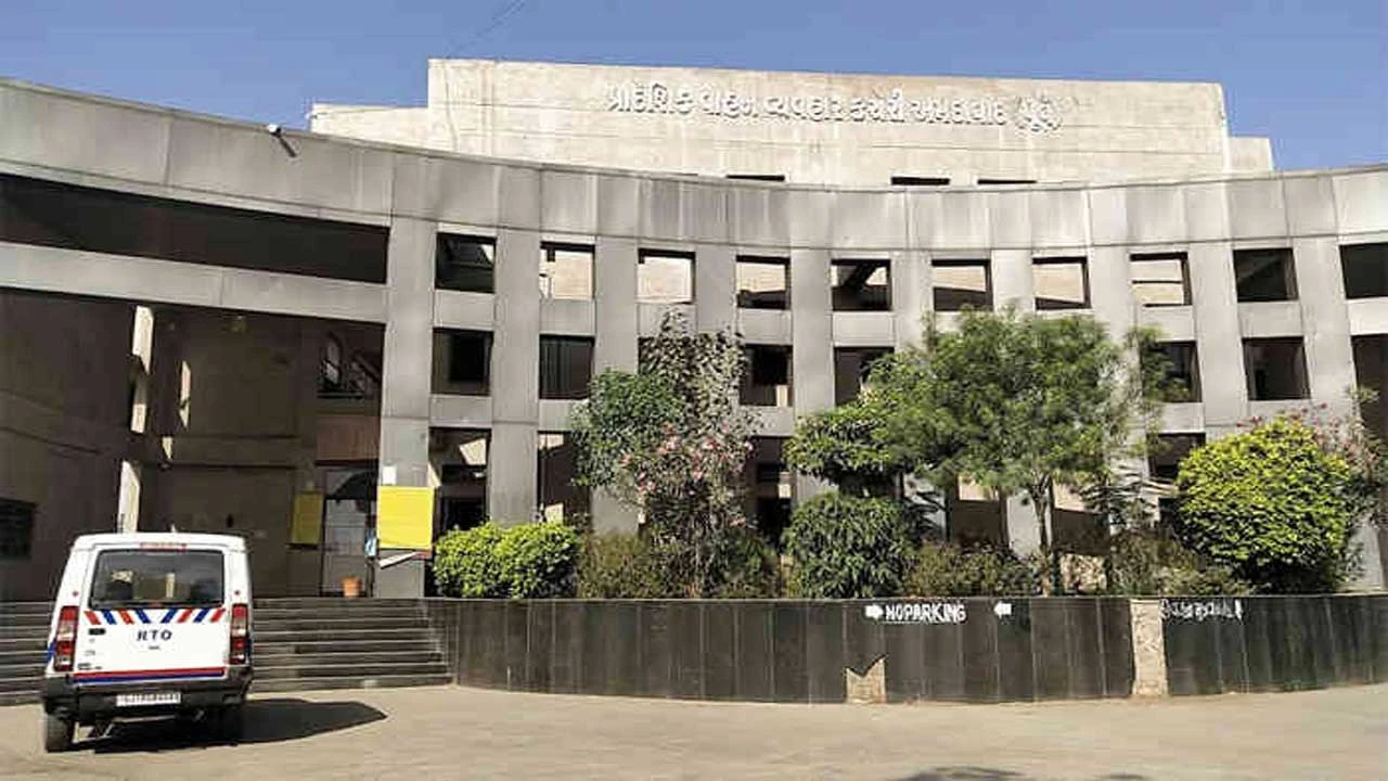 Ahmedabad:બ્લેક ફિલ્મ-નંબર વગરના વાહન ડિટેઇનમાં સૌથી વધુ 90 ટકા ટુવ્હીલર અને 10 ટકા કારચાલકો દંડાયા