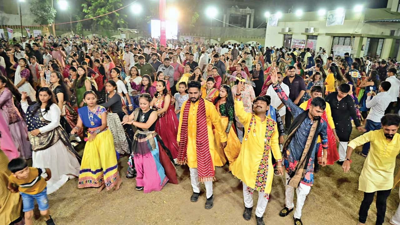 Surendranagar: રૂડે ગરબે રમે છે દેવી અંબિકા રે લોલ