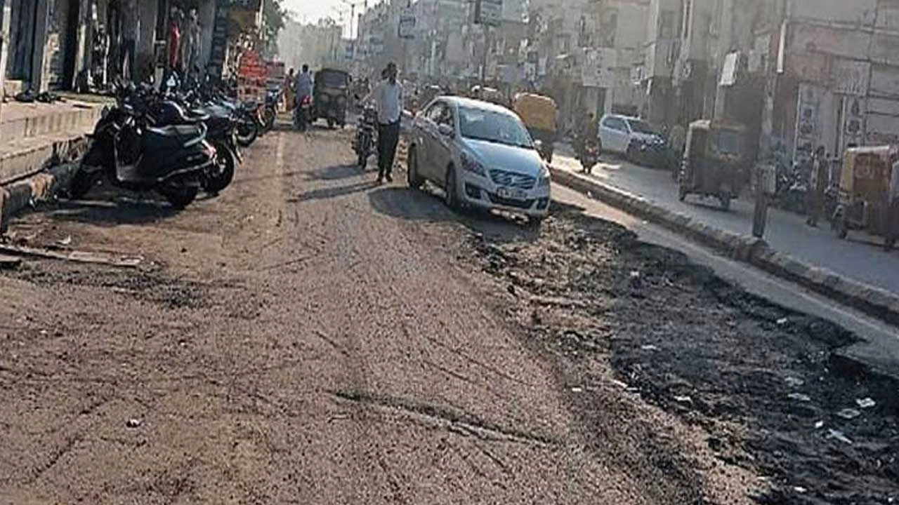 Ahmedabad: સીટીએમહાઈવે નજીક સર્વિસરોડ ખોદી નાખતા સ્થાનિકો રોંગસાઈડ વાહનો હંકારવા મજબૂર બન્યા