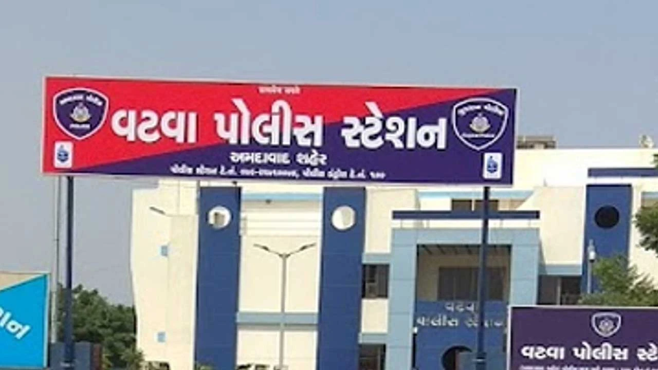 Ahmedabad: એક્ટિવા અહીંયા પાર્ક કરાશે' ચેરમેનને ડિસમિસના ઘા મારી હત્યાનો પ્રયાસ કર્યો