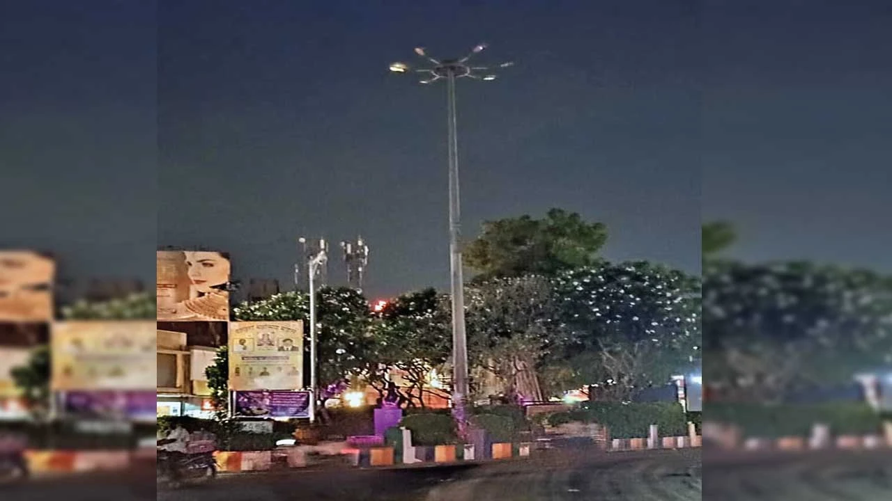 Ahmedabad: હાટકેશ્વર મોર્ડન રિંગરોડ પર સ્ટ્રીટ લાઈટ બંધ રહેતાં અંધારપટથી અકસ્માતમાં વધારો