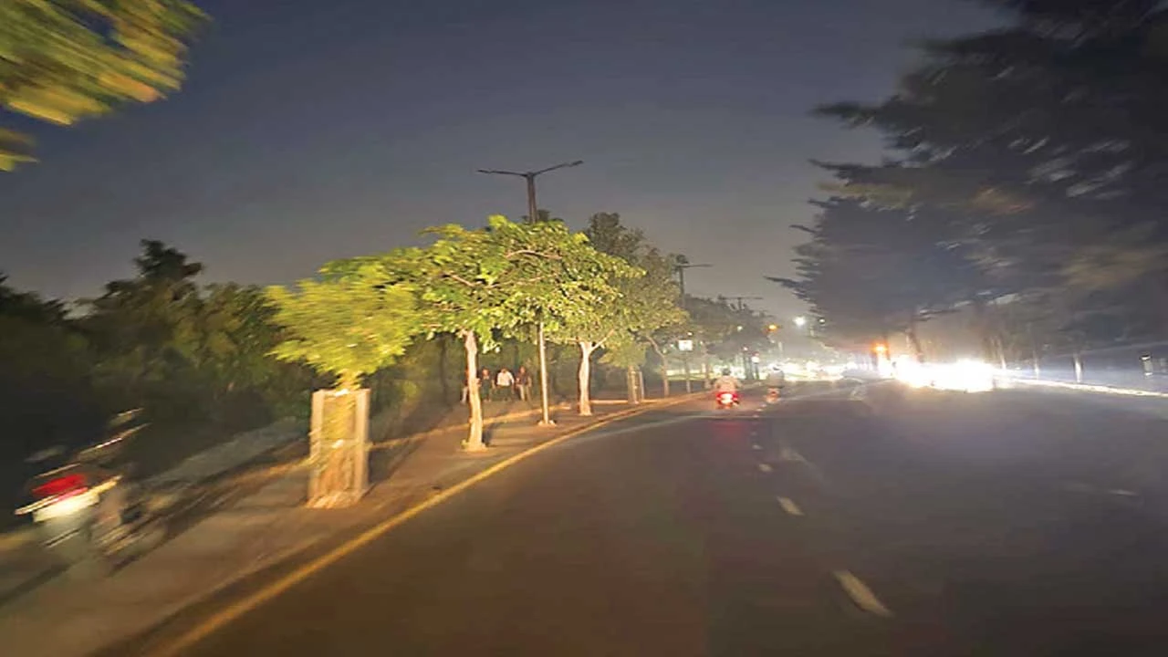 Ahmedabad: પુર્વના રિવરફ્રન્ટ પર અંધારપટ, સ્ટ્રીટ લાઈટ બંધ હોવાથી અકસ્માતનો ભય