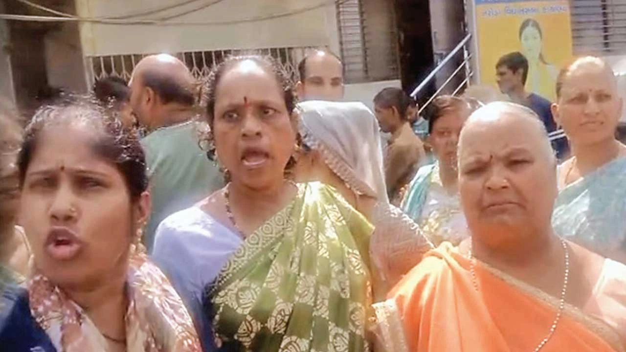 Ahmedabad: સરદારનગરના ડ્રેનેજ બેક મારવાની સમસ્યા ન ઉકેલાતા સ્થાનિકો વીફર્યા