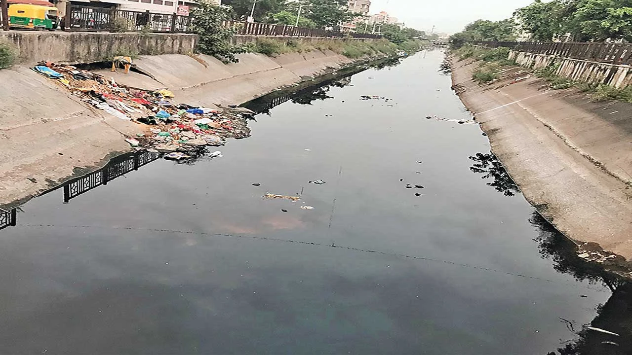 Ahmedabad: રબારી કોલોનીથી વટવા જતી કેનાલમાં પાણી નહીં છોડાતા દુર્ગંધથી લોકો ત્રાહિમામ્
