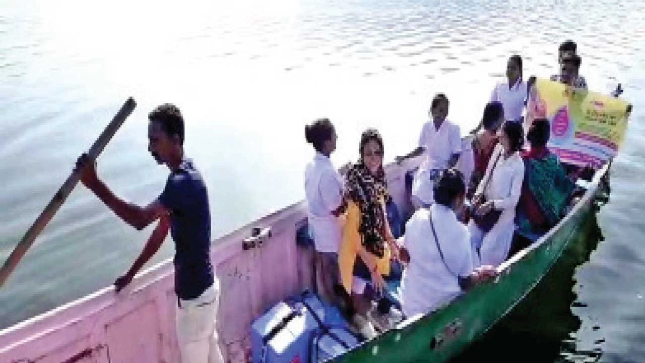Narmada:જૂનારાજ ગામે નાવડી મારફ્તે પહોંચી પોલિયો રસીકરણ કર્યુ
