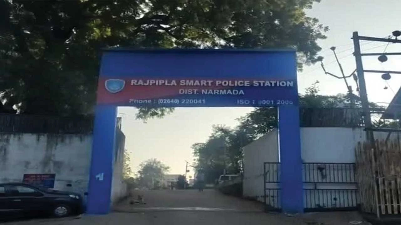Narmada:પોલીસનો દરોડો : 6 જુગારીઓ ઝડપાયા, 5 વૉન્ટેડ જાહેર કરાયા