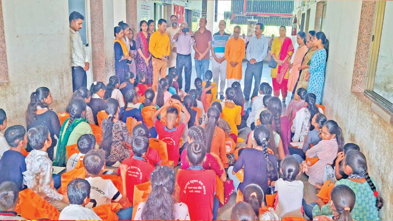 Narmada:દેડિયાપાડામાં બાળકોને કપડાં, ચંપલ, બૂટ અને મિઠાઈનું વિતરણ
