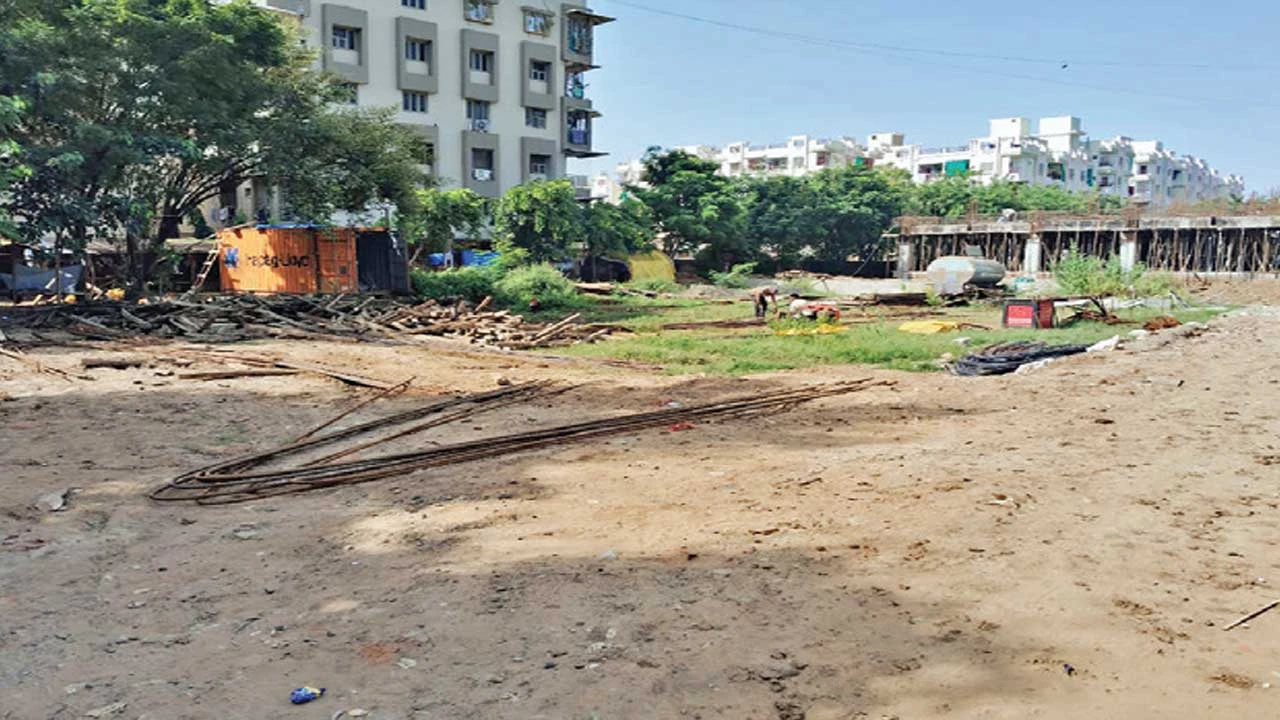 Ahmedabad: નિકોલમાં મ્યુનિ. શાળાની કામગીરી મંથરગતિએ ચાલતી હોવાના આક્ષેપ