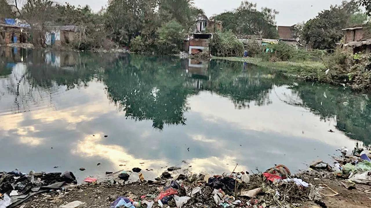 Ahmedabad: રામોલ હાથીજણ વોર્ડમાં ખાનવાડી તળાવના ગંદા પાણી એક્સપ્રેસ હાઇવે સુધી પ્રસર્યા