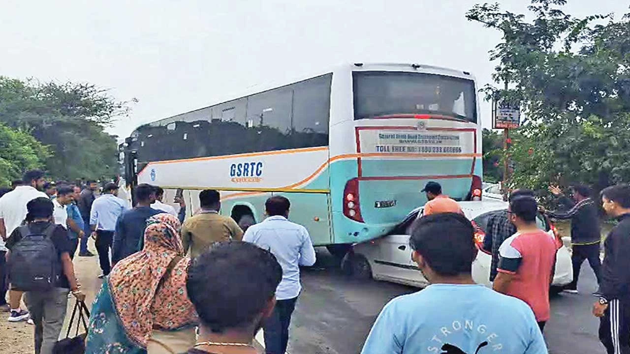 Mahesana: તળેટી પાટિયા પાસે બસની પાછળ કાર ઘૂસી જતા 3 વ્યક્તિને ઈજાઓ