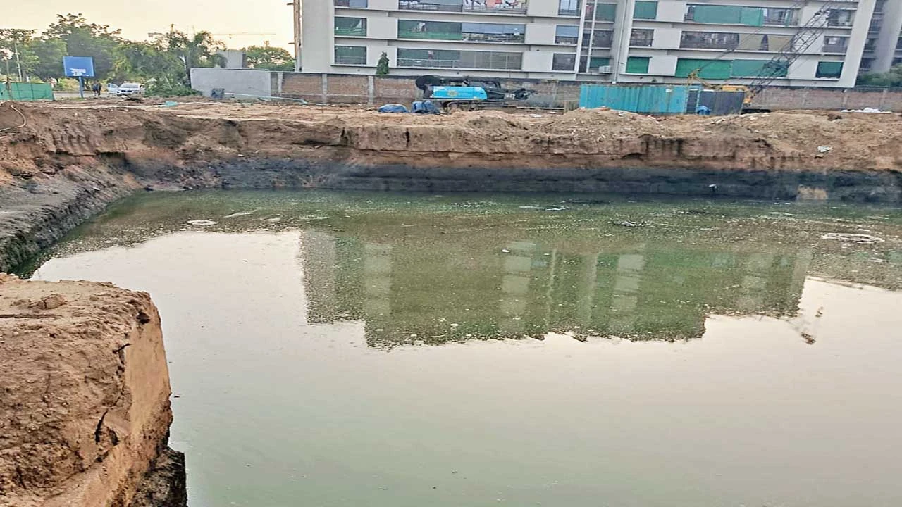 Gandhinagar: ઝુંડાલ : ગટરની લાઇન તૂટતાં ગંદા પાણીનું કૃત્રિમ તળાવ સર્જાયું : રોગચાળાની ભીતિ